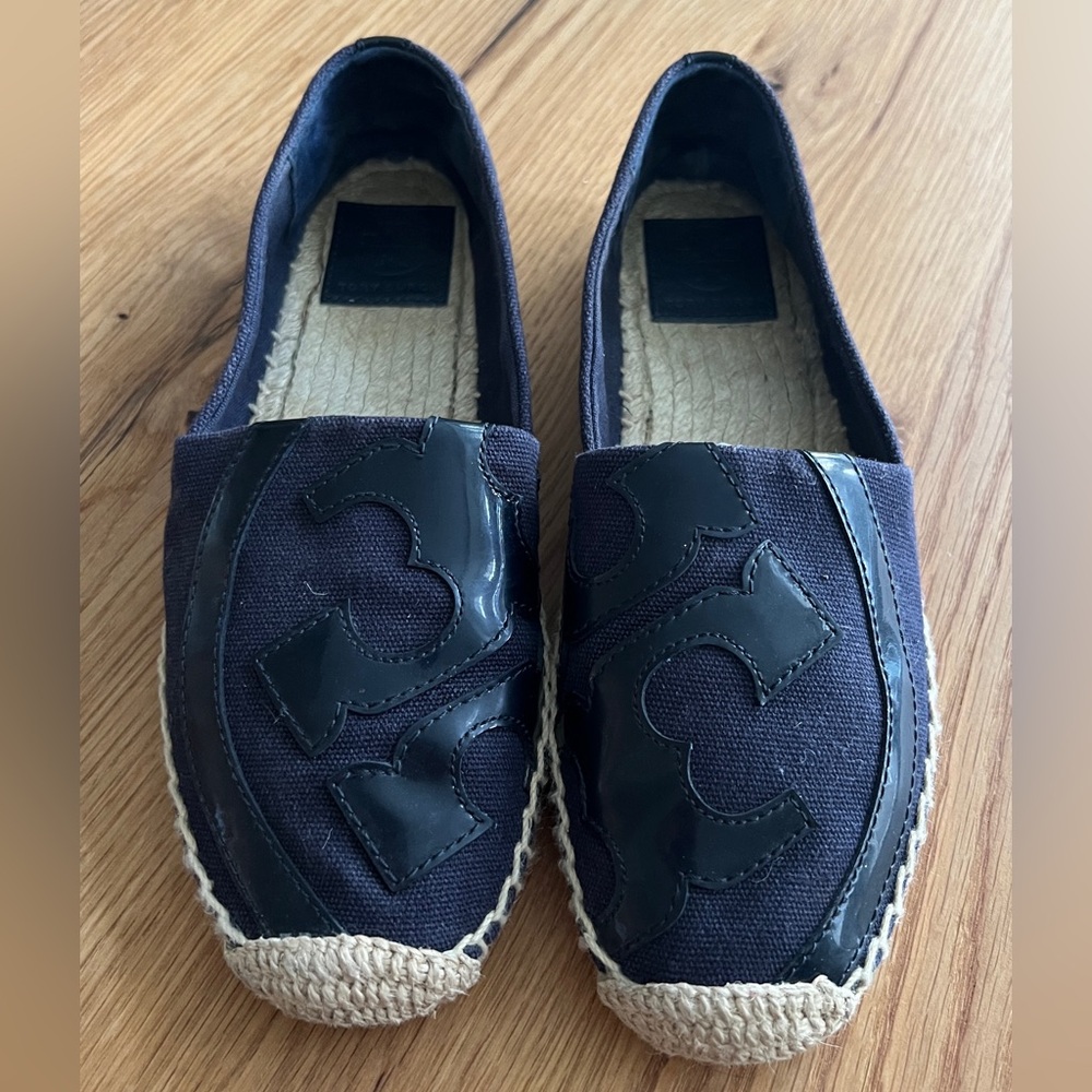 TORY BURCH LONNIE LOGO ESPADRILLES, SIZE 6.